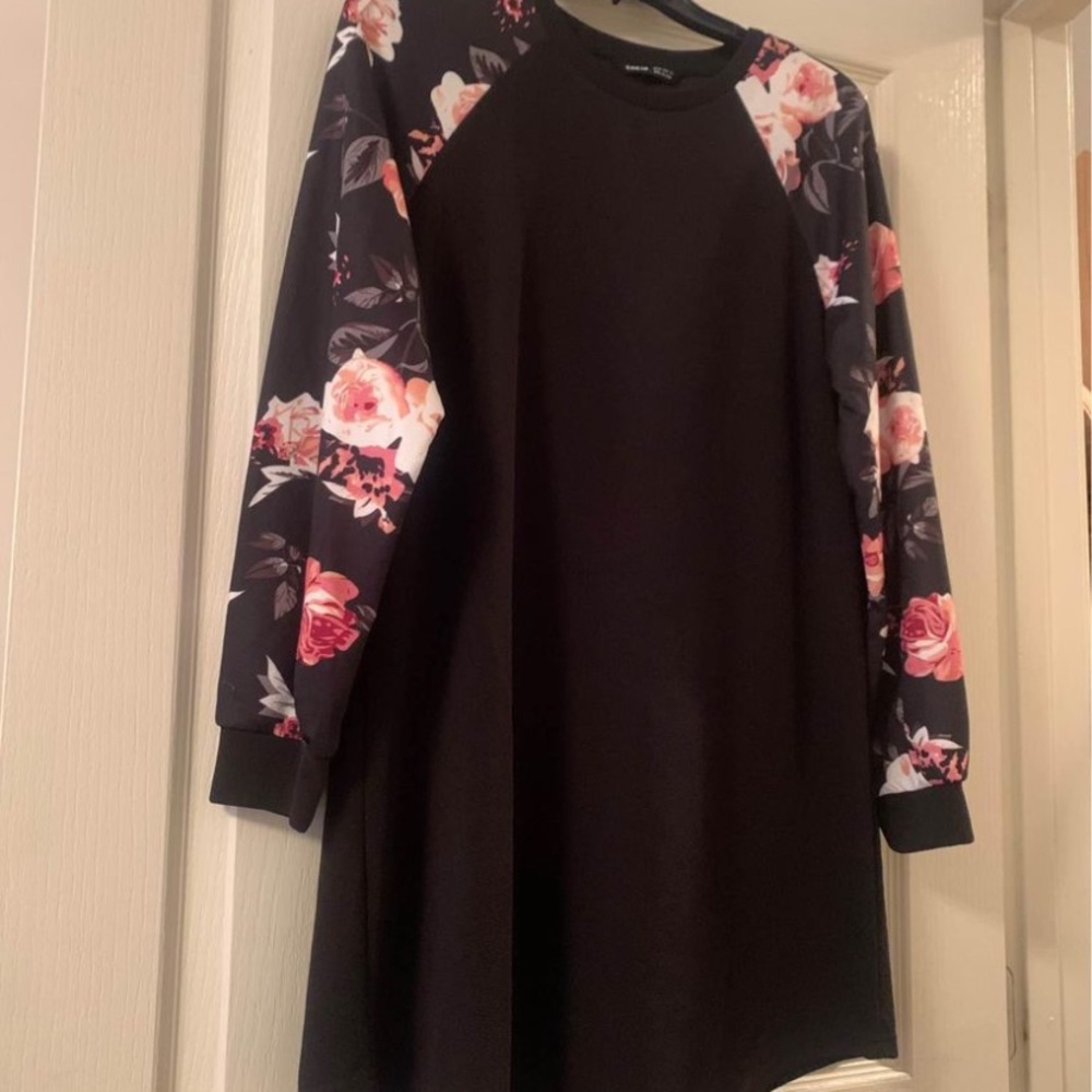 Medium size 6 floral dress. Smoke free home. Maybe worn once